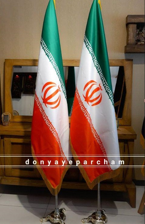پرچم ایران ایستاده
